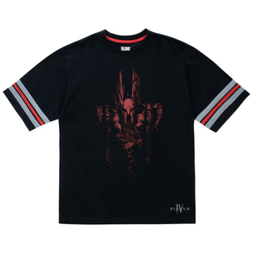 Diablo IV Bárbaro Striped Sleeve Black T-camisa - Vista frontal